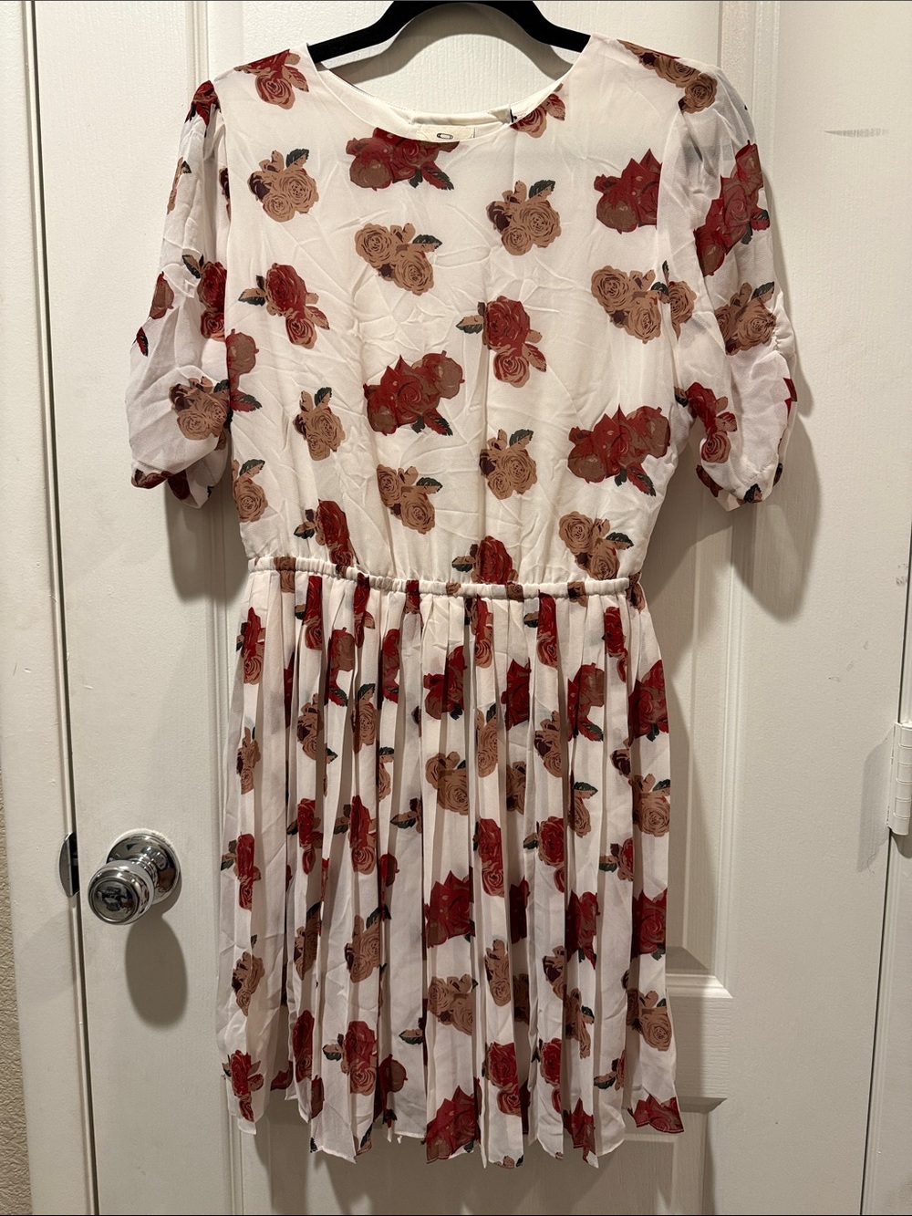 EUC Pins & Needles White Floral Dress with Red & Tan Roses